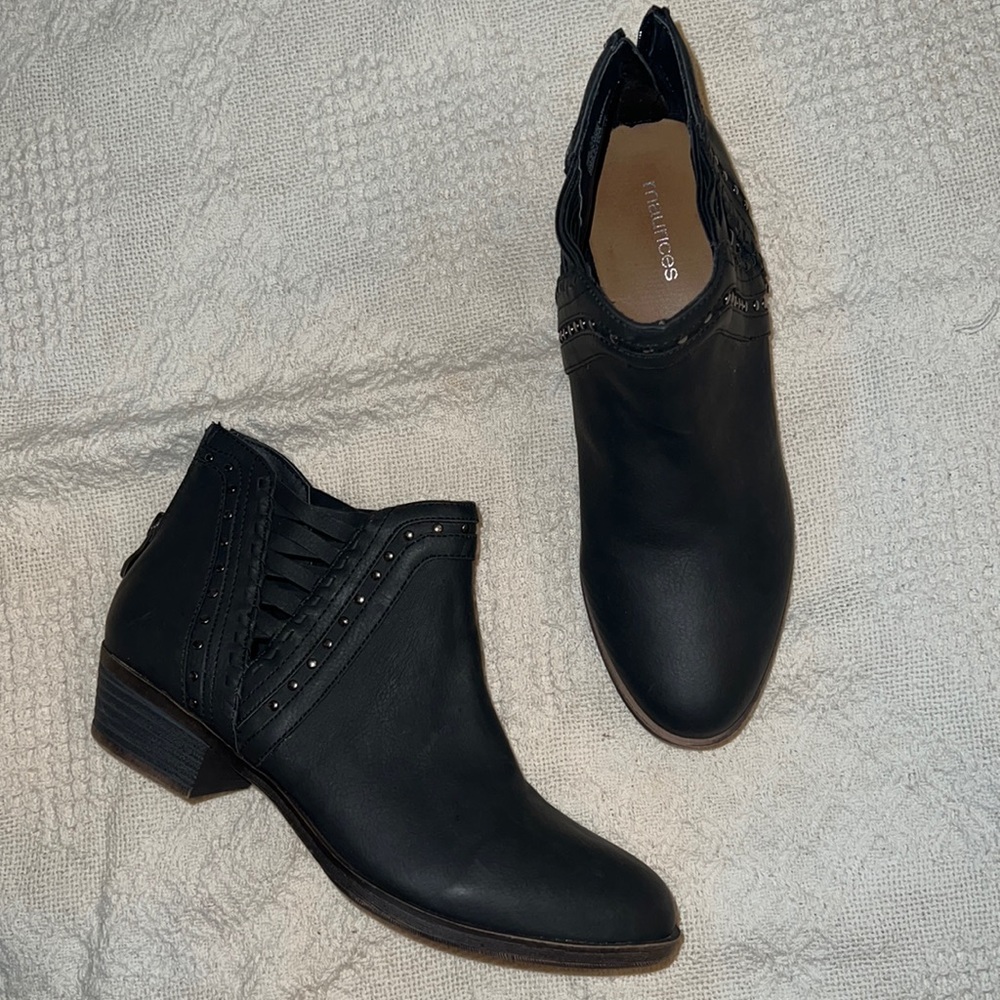 Detailed ankle boots